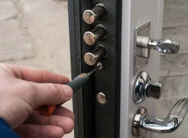 Jak wybrać profesjonalnego montera drzwi?